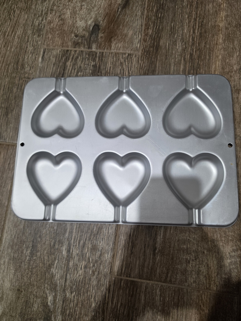 Wilton Heart-Shaped 6-Cavity Nonstick Baking Pan - Silver
